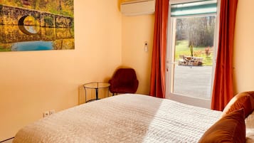 1 dormitorio, escritorio, tabla de planchar con plancha y cuna de viaje