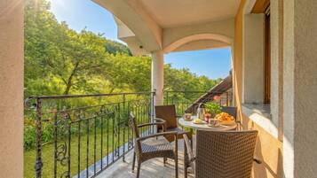 Familienapartment, Mehrere Schlafzimmer, Bergseite (Pool Villa Silva Marija - App 206) | Balkon