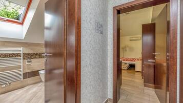 Căn hộ dành cho gia đình, nhiều phòng ngủ, cạnh núi (Pool Villa Silva Marija - App 206) | 1 phòng ngủ, khu vực làm việc phù hợp cho laptop