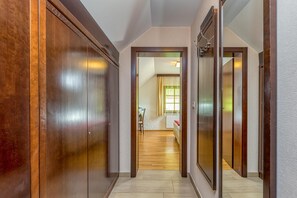 Appartamento familiare, camere multiple, lato montagna (Pool Villa Silva Marija - App 307) | Vista dalla camera