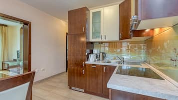 Apartemen Keluarga, 1 kamar tidur, tepi gunung (Pool Villa Silva Marija - App 102) | Dapur pribadi | Lemari es, microwave, oven, dan kompor