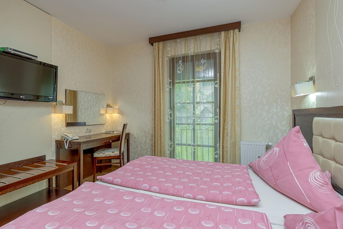 Departamento familiar, varias habitaciones, junto a la montaña (Pool Villa Silva Marija - App 102) | 1 habitación, espacio para trabajar con laptop y wifi gratis