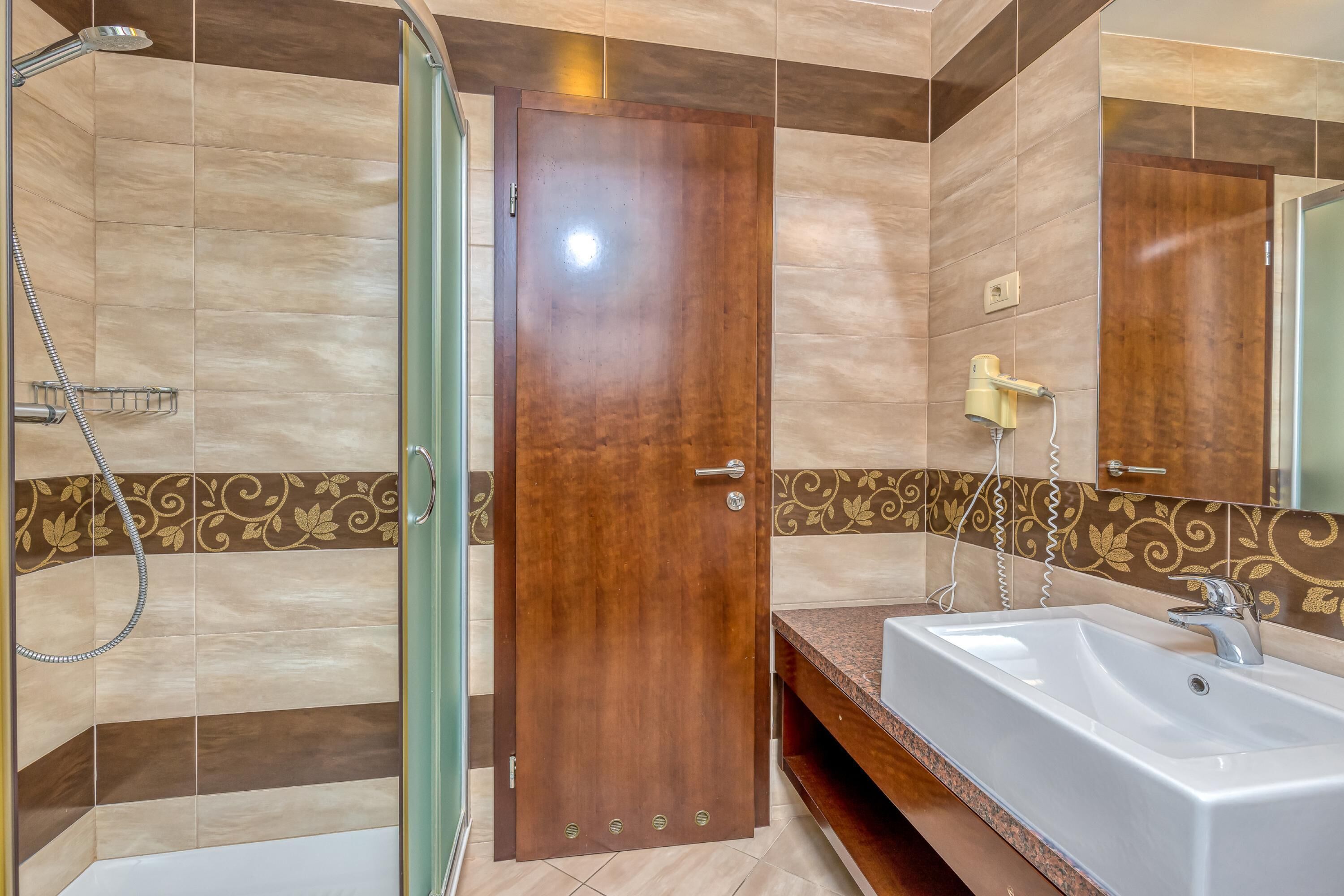 Căn hộ dành cho gia đình, nhiều phòng ngủ, cạnh núi (Pool Villa Silva Marija - App 206) | Phòng tắm | Buồng tắm vòi sen, máy sấy tóc, chậu vệ sinh/vòi rửa, khăn tắm 
