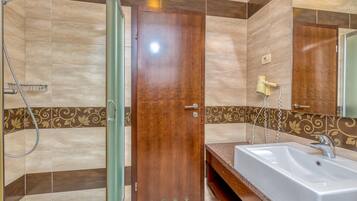 Căn hộ dành cho gia đình, nhiều phòng ngủ, cạnh núi (Pool Villa Silva Marija - App 206) | Phòng tắm | Buồng tắm vòi sen, máy sấy tóc, chậu vệ sinh/vòi rửa, khăn tắm