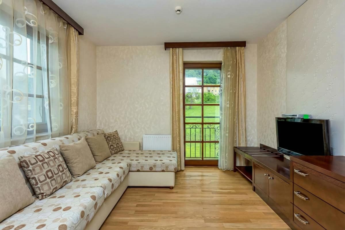 Căn hộ dành cho gia đình, 1 phòng ngủ, cạnh núi (Pool Villa Silva Marija - App 102) | Khu phòng khách | TV màn hình phẳng 21-inch có truyền hình kỹ thuật số, TV, dàn stereo