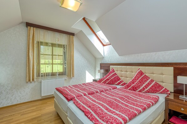 Family Apartment, Multiple Bedrooms, Mountainside (Pool Villa Silva Marija - App 307) | 2 bilik tidur, ruang kerja komputer riba, Wi-fi percuma, cadar katil 