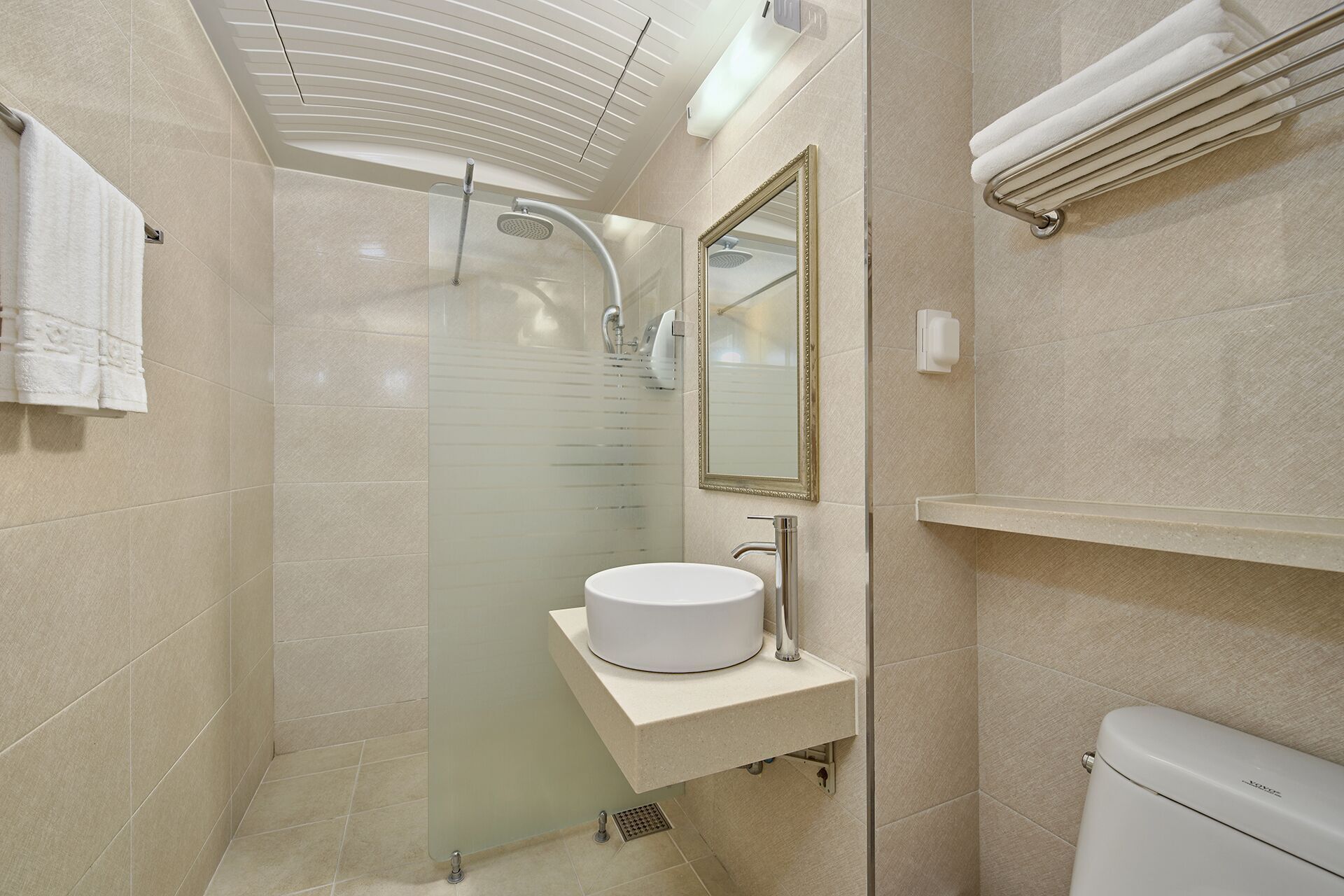 Banheiro | Chuveiro, secador de cabelo, chinelos, toalhas de banho