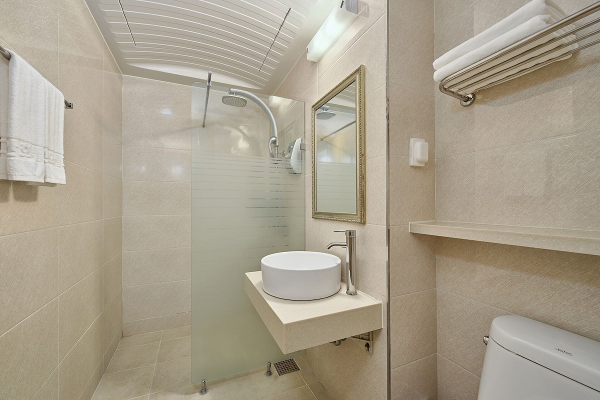 Banheiro | Chuveiro, secador de cabelo, chinelos, toalhas de banho