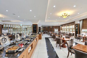 Daily buffet breakfast (KRW 16000 per person)