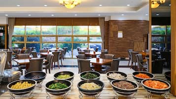 Desayuno buffet todos los días (con cargo)