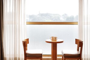 Hypo-allergenic bedding, desk, laptop workspace, soundproofing - Shin Shin Hotel Jeju City (Jeju City)