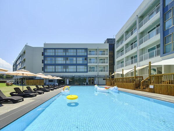 Seasonal outdoor pool