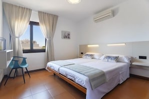 2 chambres, fer et planche à repasser, accès Internet, draps fournis