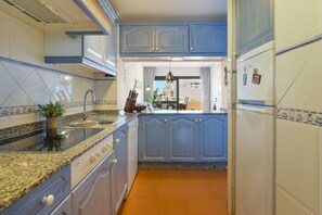 Frigorífico, microondas, horno y lavavajillas