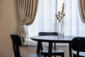Kamar Basic, 1 kamar tidur, Bebas Asap Rokok (Arita Nipponbashinishi 2F) | Makan di kamar