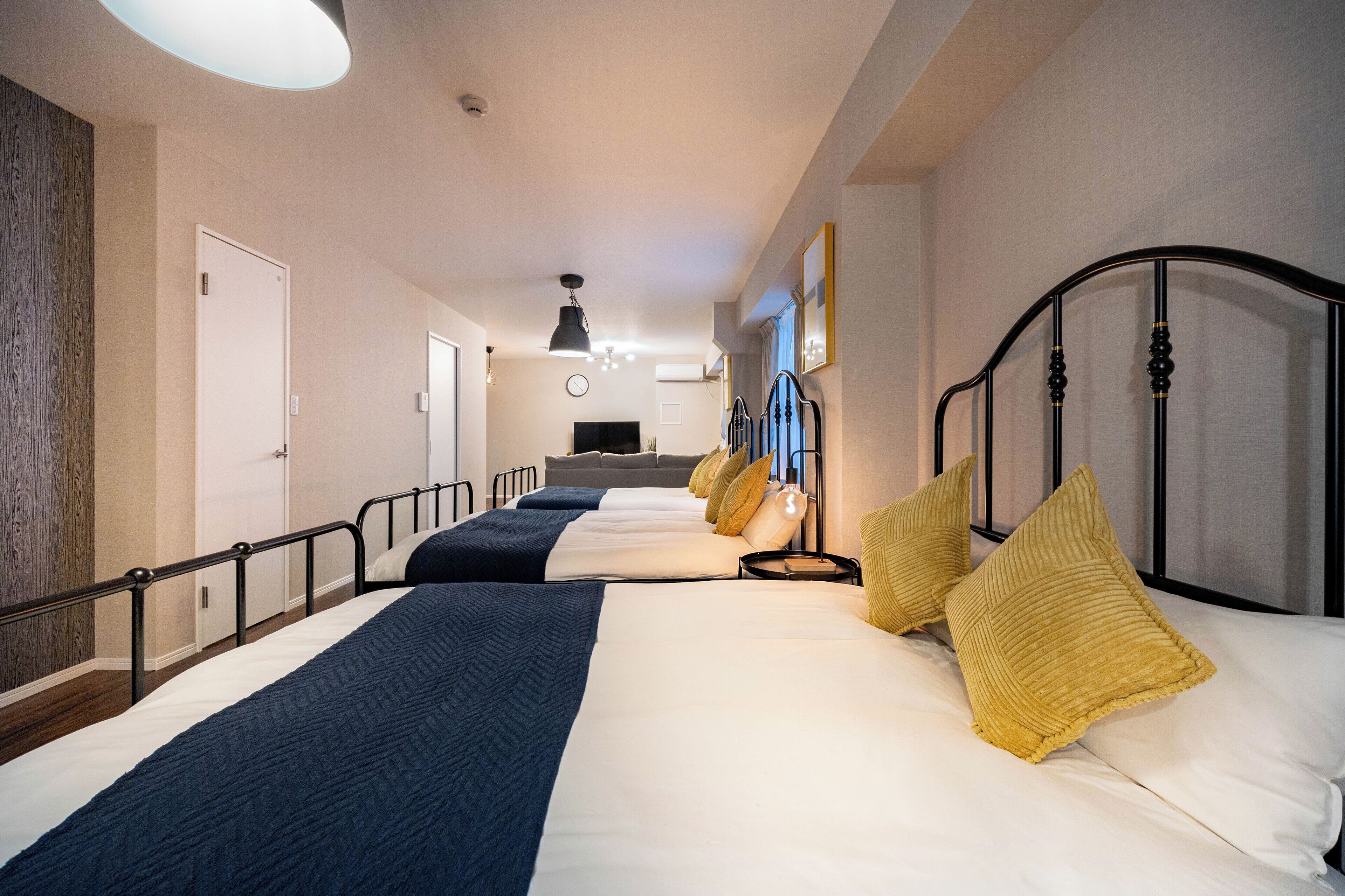 Une chambre d’hôtel avec un grand lit, un bureau et une télévision.