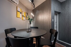 Kamar Basic, 1 kamar tidur, Bebas Asap Rokok (Arita Nipponbashinishi 1F) | Makan di kamar
