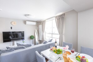 Habitación básica, 1 habitación, para no fumadores (Arita Nipponbashinishi 4F) | Área de sala de estar | Televisión de pantalla plana de 50 pulgadas con canales digitales 