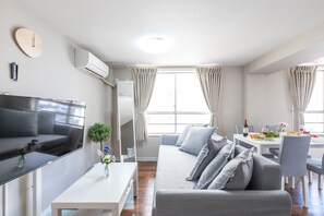 Arita Nipponbashinishi 4F | Living area | 50-inch flat-screen TV with digital channels, TV - Arita Nipponbashi-nishi (Osaka)