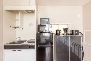 Basic-Zimmer, 1 Schlafzimmer, Nichtraucher (Arita Nipponbashinishi 3F) | Eigene Küche | Großer Kühlschrank, Mikrowelle, Herdplatte, Toaster