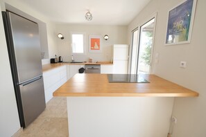 Fridge, microwave, oven, stovetop - Vacation rental house with pool MERINDOL LS2-398 (Mérindol)