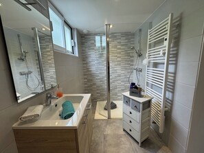 Tina, secadora de cabello, toallas, papel de baño 