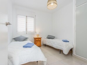 2 bedrooms, iron/ironing board, free Internet