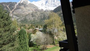 A mountain view from a building with a clear sky. - Alpen Roc by Interhome (Chamonix - Les Praz)