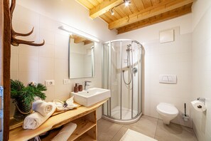 Douche, articles de toilette gratuits, sèche-cheveux, peignoirs