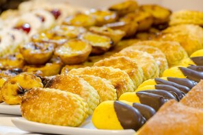 Une variété de viennoiseries et de desserts présentés sur un plateau.