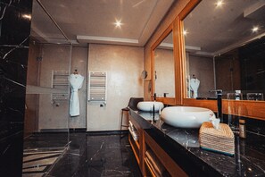 Royal Suite | Bathroom | Shower, hydromassage showerhead, free toiletries, hair dryer - SUMAHAN SUITES & SPA (Tameslouht)