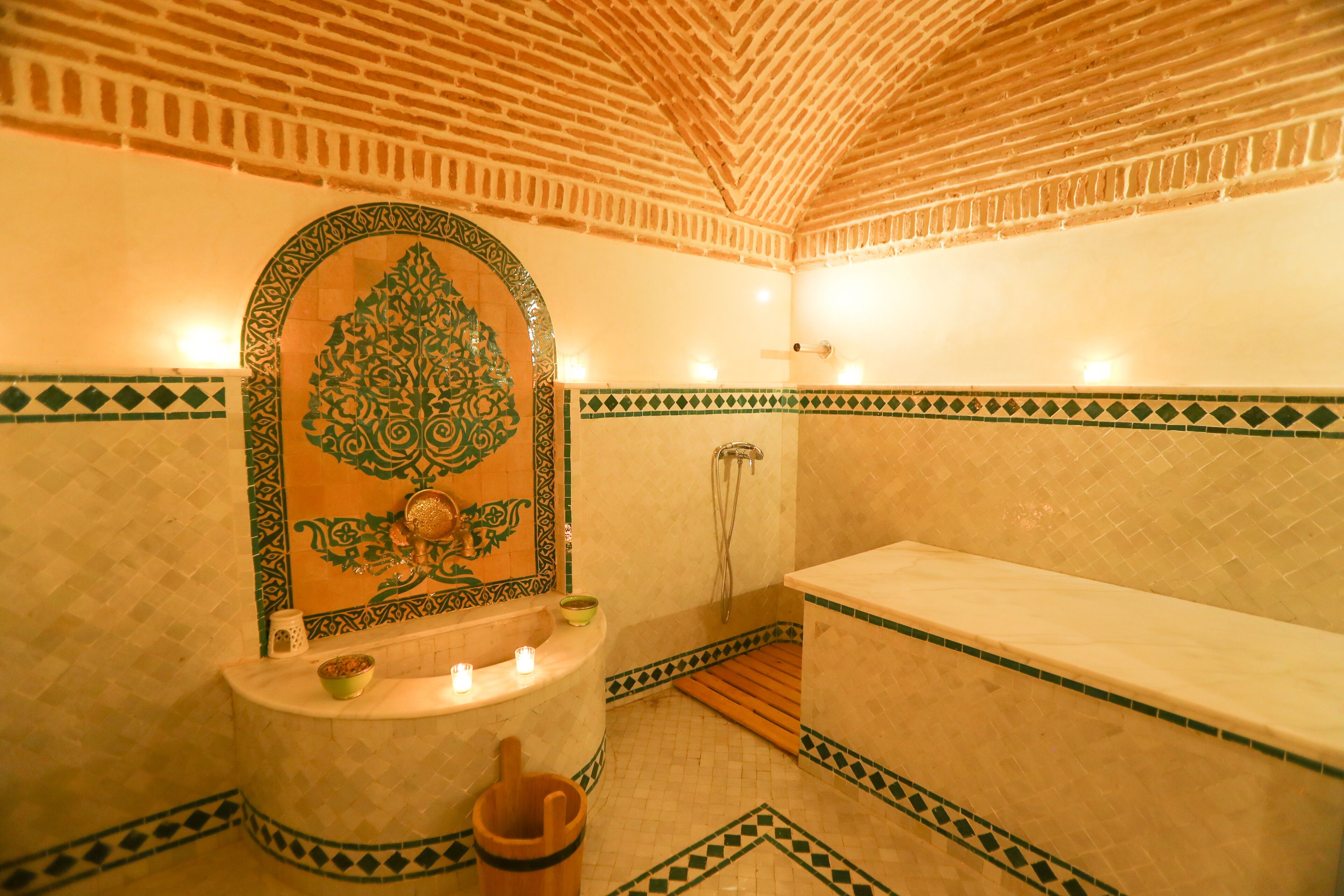 커플 트리트먼트룸, 터키식 목욕탕/함맘, 전신 트리트먼트, 수치료, 아로마테라피, 핫스톤 마사지