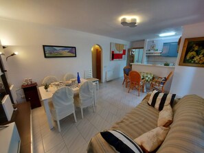 TV - Typical house under the pines with swimming pool and wifi (L'Escala)