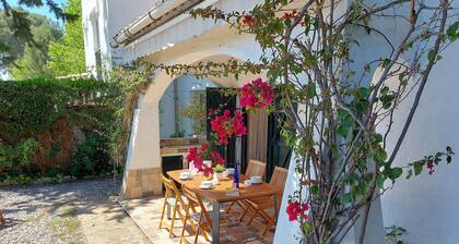 Maison typique sous les pins avec piscine et wifi.