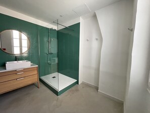 シャワー、ヘアドライヤー、タオル、トイレットペーパー