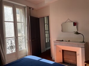 2 makuuhuonetta, työpöytä, silitysrauta/-lauta, ilmainen Wi-Fi