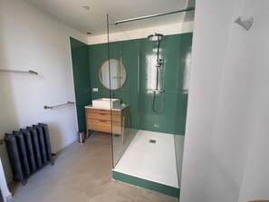 Shower, hair dryer, towels, toilet paper - Center, charm, comfort, Clim, shops, restaurants, transport, outings, pkg. (Toulon)