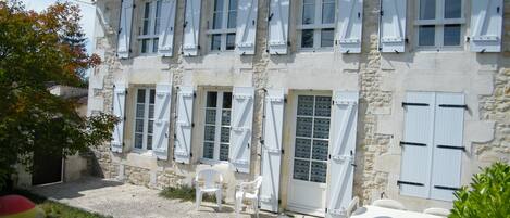 المنشأة من الخارج