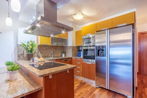 Een koelkast, een magnetron, een oven, een vaatwasser