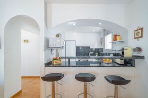 Geladeira, micro-ondas, lava-louças, cafeteira/chaleira