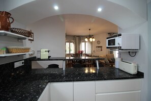 Een koelkast, een microgolfoven, een vaatwasser