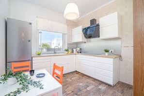 Réfrigérateur, micro-ondes, four, lave-vaisselle