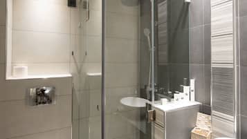 Kamer, 1 twee- of 2 eenpersoonsbedden | Badkamer | Een douche, gratis toiletartikelen, een haardroger, pantoffels