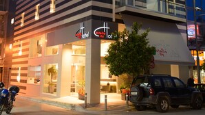 Un hotel moderno a più piani, con balconi e ampie finestre.