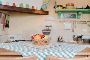 Refrigerador, horno, parrilla de estufa y cafetera y tetera 