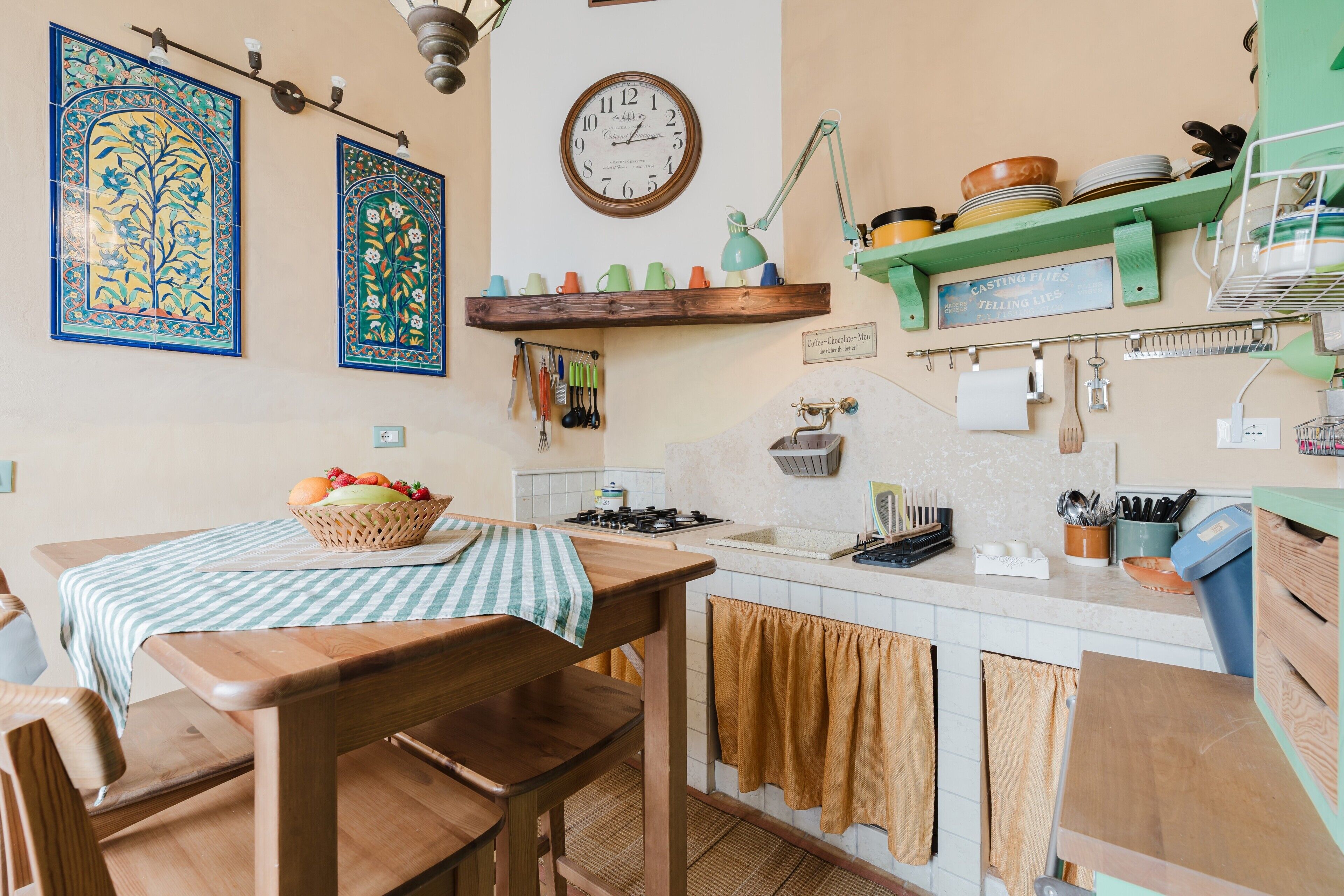 Réfrigérateur, four, plaque de cuisson, cafetière/bouilloire