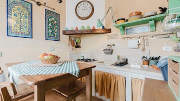 Frigorifero, forno, piano cottura, macchina per tè/caffè