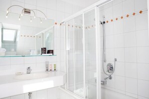 Shower, free toiletries, hair dryer, towels - Hotel Seeperle (Langenargen)