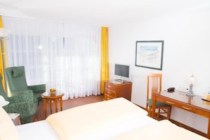 Hypo-allergenic bedding, in-room safe, desk, free WiFi - Hotel Seeperle (Langenargen)