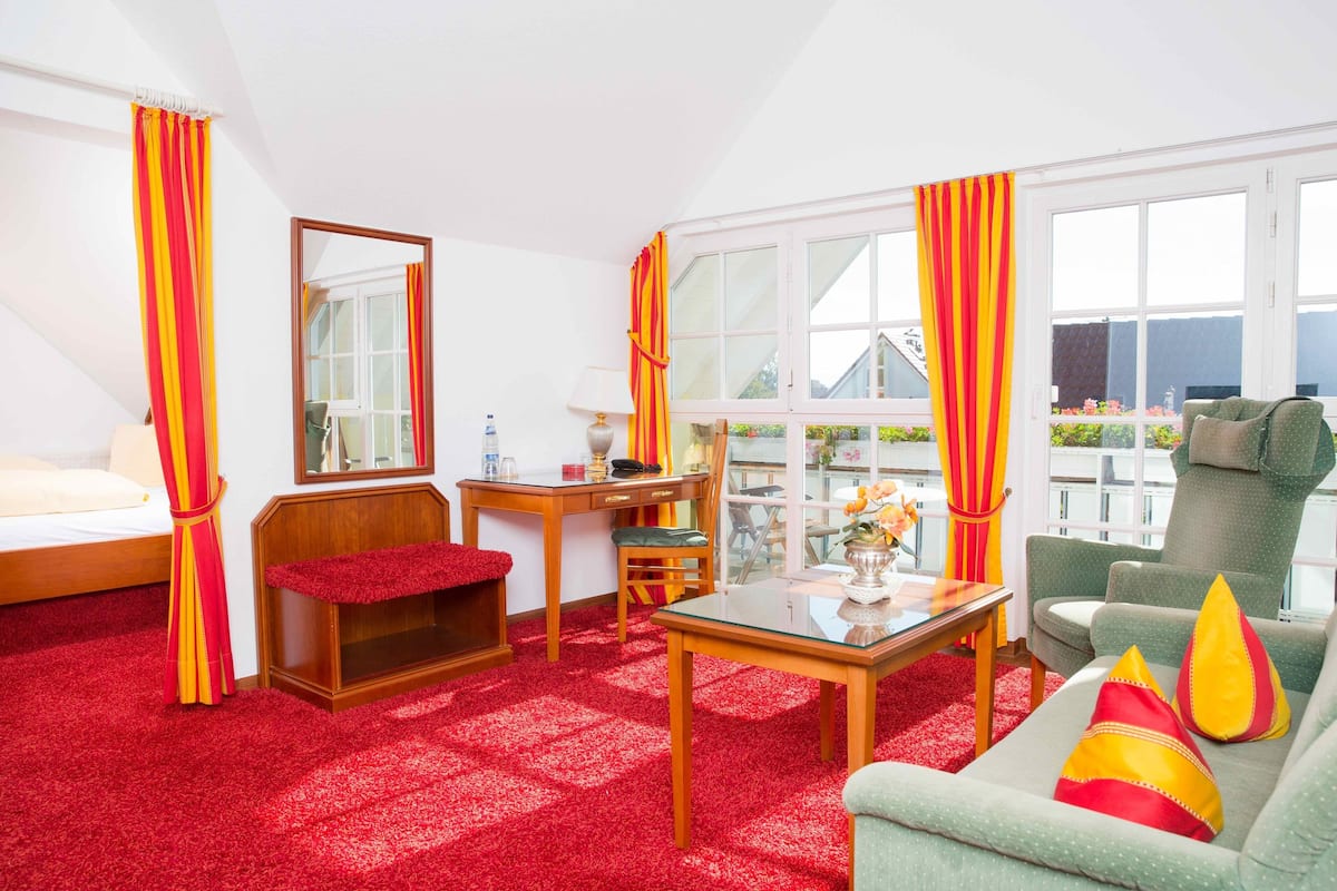 Standard Studio Suite, Balcony | 1 bedroom, hypo-allergenic bedding, in-room safe, desk